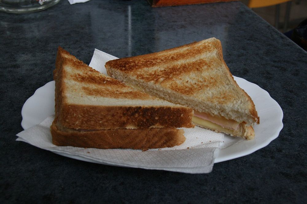 Tosta de pão de forma tostado cortada em triângulos, num prato