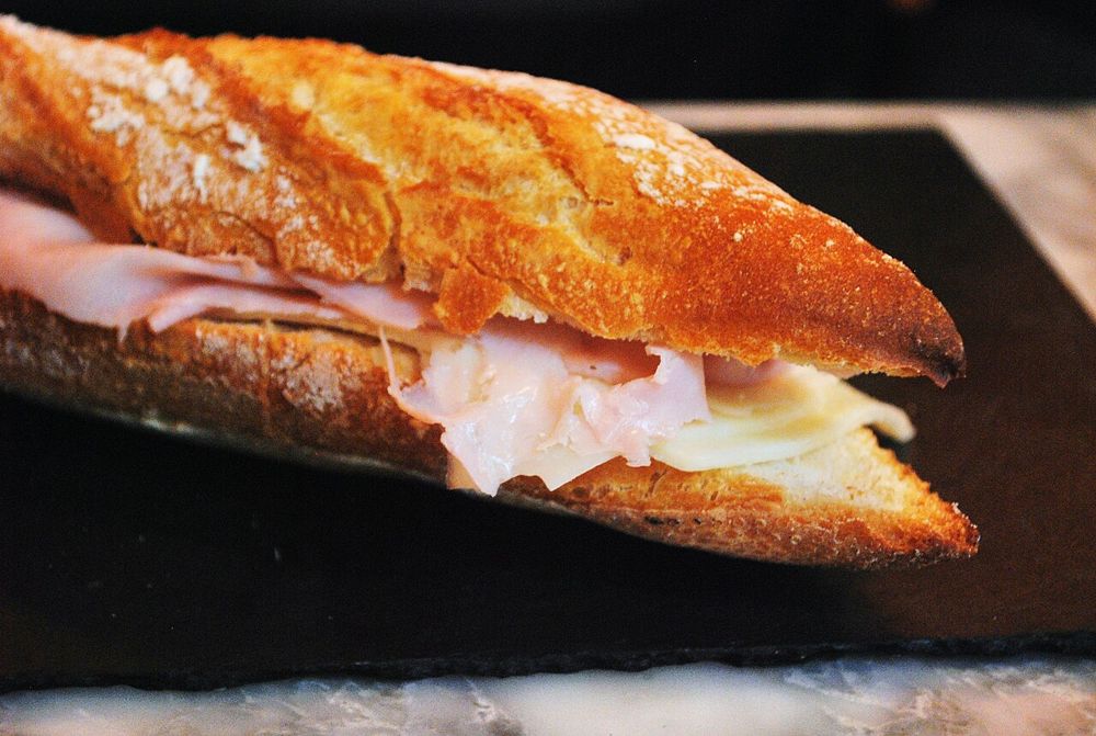Baguete estaladiça recheada com fiambre e queijo